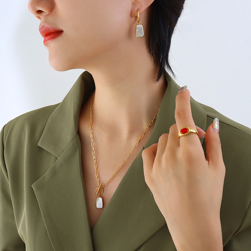 Long-shaped pendant necklace with lustrous and elegant earrings
