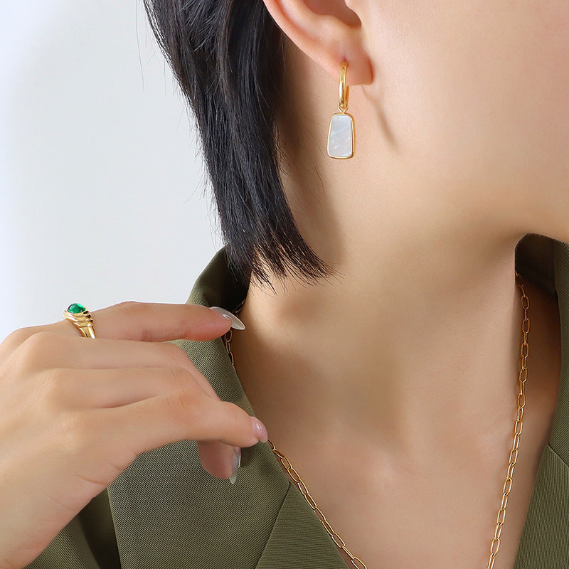Long-shaped pendant necklace with lustrous and elegant earrings