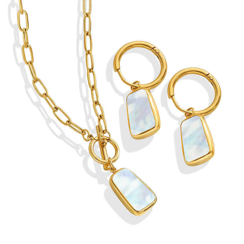 Long-shaped pendant necklace with lustrous and elegant earrings
