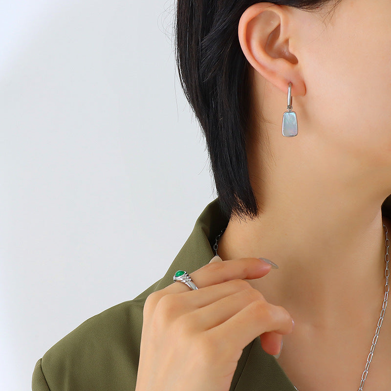 Long-shaped pendant necklace with lustrous and elegant earrings