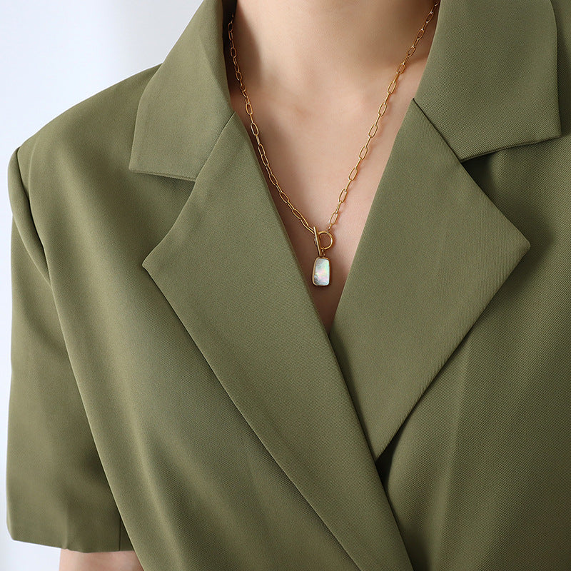 Long-shaped pendant necklace with lustrous and elegant earrings