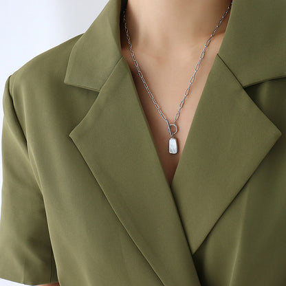 Long-shaped pendant necklace with lustrous and elegant earrings