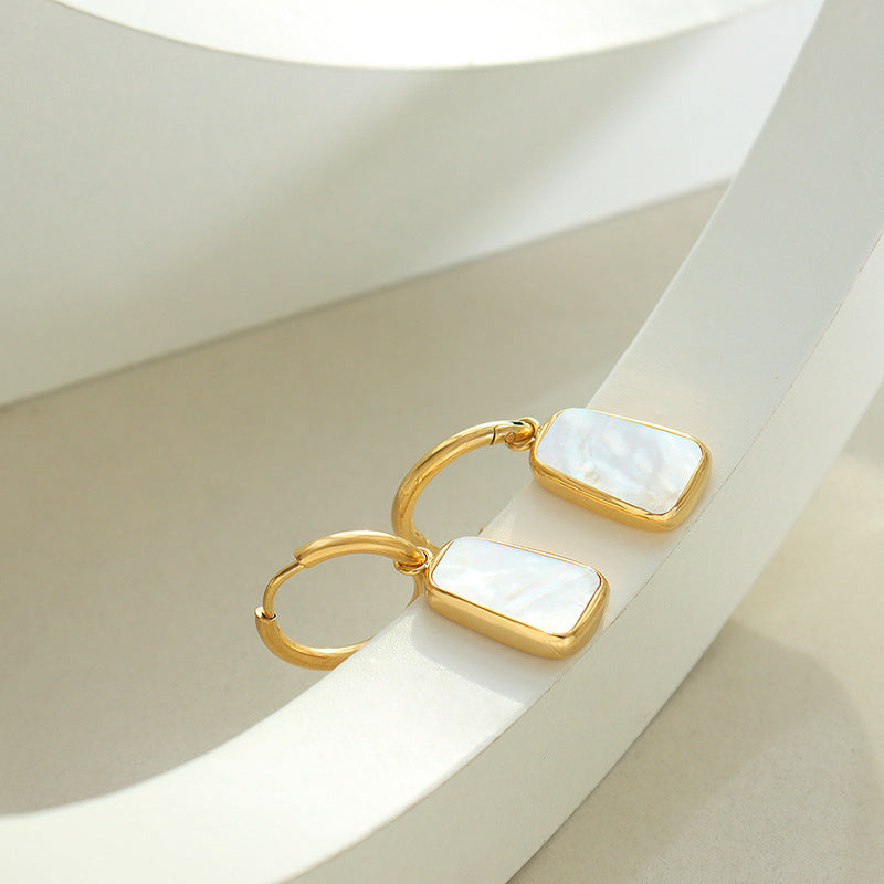 Long-shaped pendant necklace with lustrous and elegant earrings